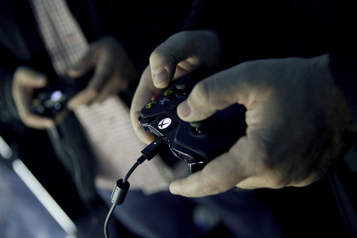Personnes jouant à des jeux vidéo avec une manette de Xbox One Mike Ybarra