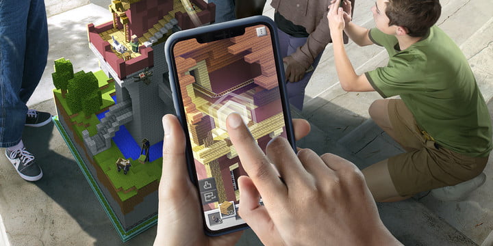 Jouer à Minecraft Earth sur un téléphone (key art)
