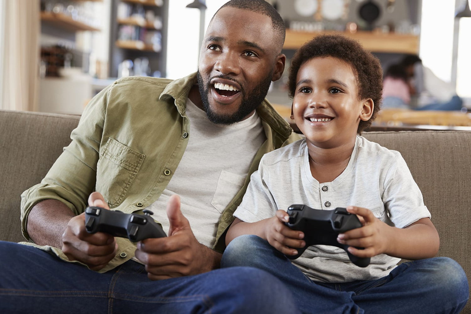 Père et fils jouant aux jeux vidéo
